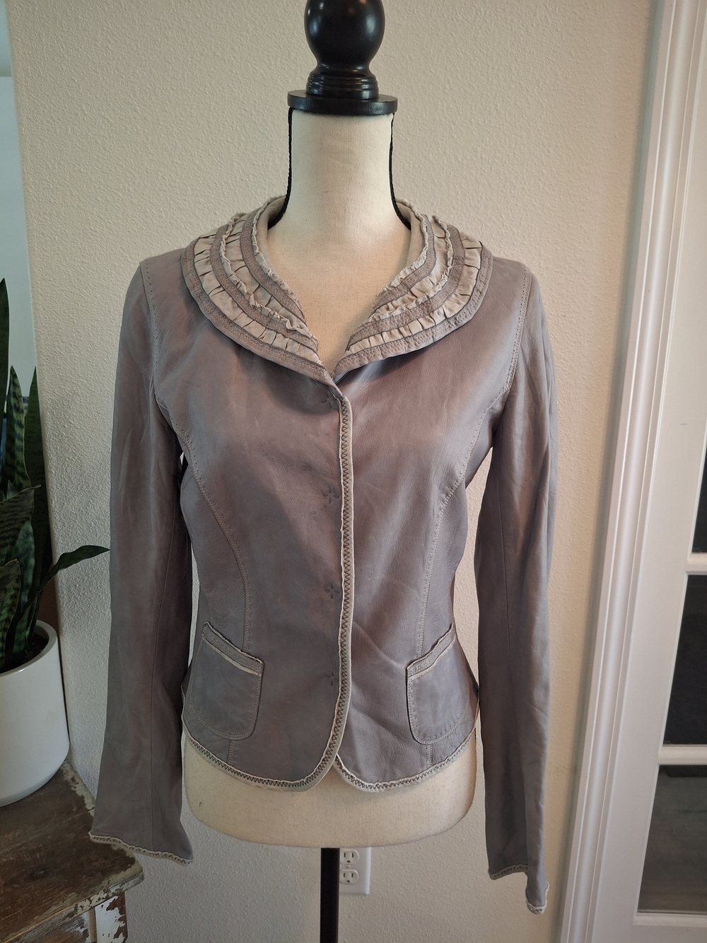 Vintage Y2K Elie Tahari Taupe Ruffle-Collar Leather Bomber Jacket Reversible